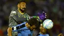 Kiper Ekuador, Esteban Dreer, berusaha menghalau serangan pemain Uruguay dalam laga Kualifikasi Piala Dunia 2018 di Montevideo, Jumat (11/11/2016) pagi WIB. (AFP/Pablo Porciuncula Brune)