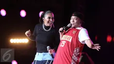 Aksi panggung Iwa K bersama Denada dalam malam Pesta Rakyat Konser Kemerdekaan  di Senayan, Jakarta, Rabu (17/8). Acara konser untuk memperingati HUT ke-71 Kemerdekaan Indonesia. (Liputan6.com/Faizal Fanani)