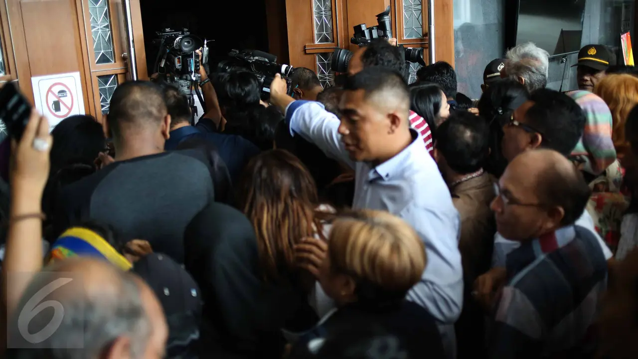 20161027-Pengunjung Berebut Masuk Ruang Sidang Jessica-Jakarta