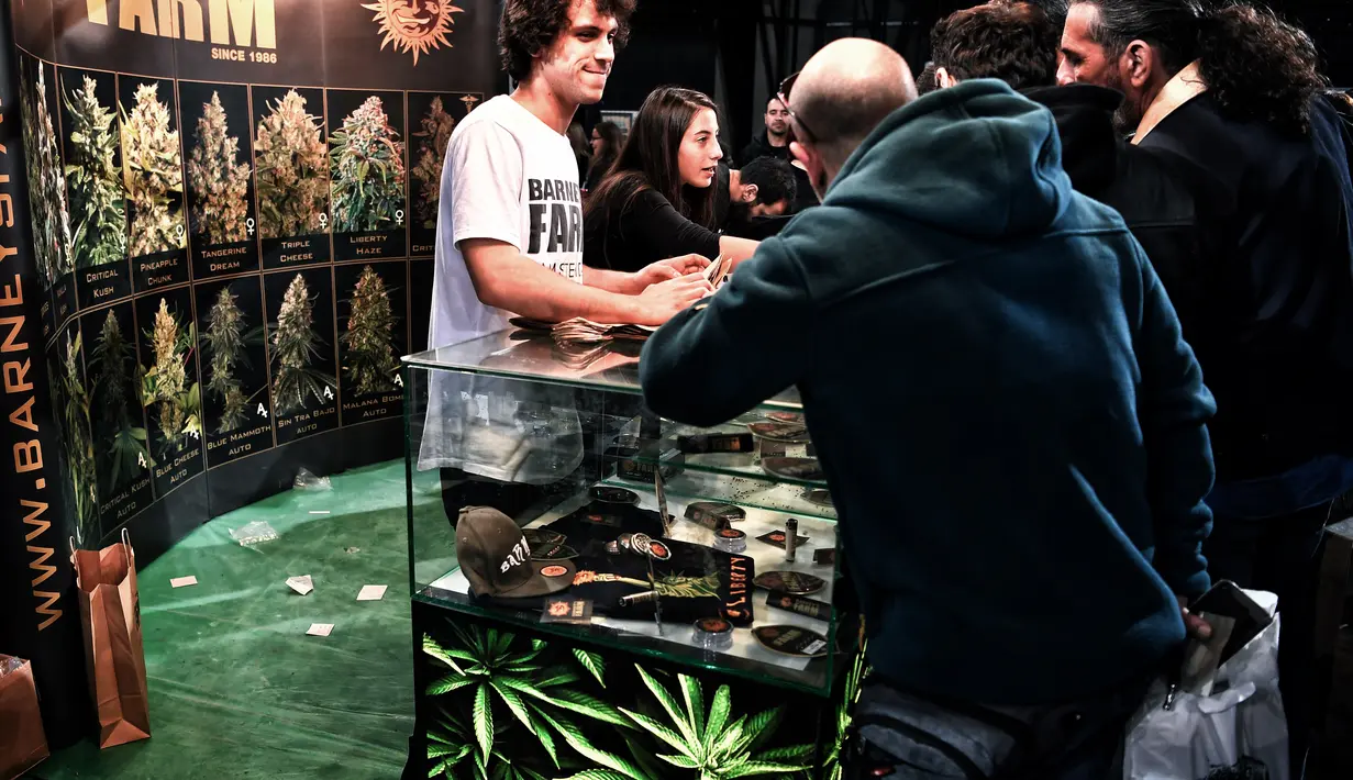 Pengunjung mendapat informasi tentang ganja di International Cannabis Expo yang berlangsung di Athena, Yunani, Minggu (14/1). Seorang wakil menteri Yunani mengatakan legalisasi ganja medis akan menarik investasi ke negaranya. (AFP PHOTO/LOUISA GOULIAMAKI)