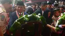 Ketua Yayasan Pendidikan Bung Karno Rachmawati Soekarnoputri dan Bakal Capres Prabowo Subianto memberi karangan bunga di depan patung Soekarno usai Upacara Upacara HUT ke-73 RI di UBK, Jakarta, Jumat (17/8). (merdeka.com/imam buhori)