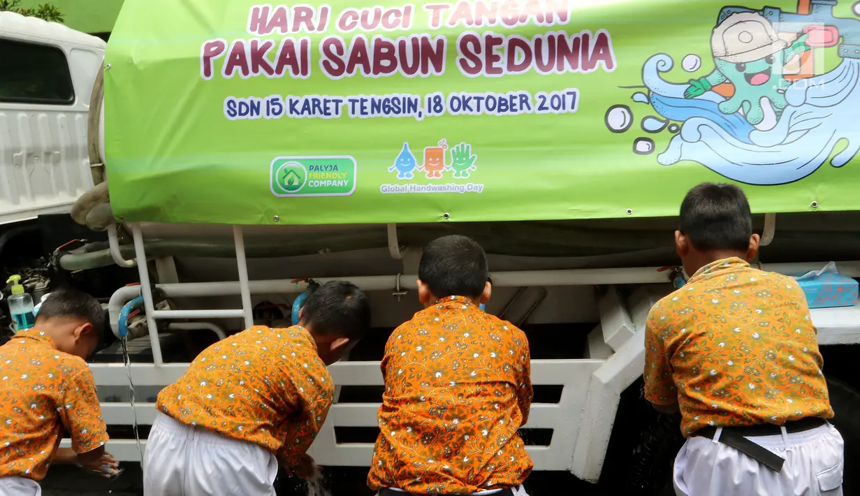 Sejumlah siswa mencuci tangan di SD Negeri 15 Karet Tengsin, Jakarta, Rabu (18/10). Edukasi dan praktik cuci tangan pakai sabun yang diadakan operator penyedia air Palyja dalam rangka Hari Cuci Tangan Pakai Sabun Sedunia. (Liputan6.com/Fery Pradolo)