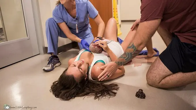 [Bintang] Melahirkan di Lorong Rumah Sakit, Foto-foto Ibu Ini Bikin Haru!