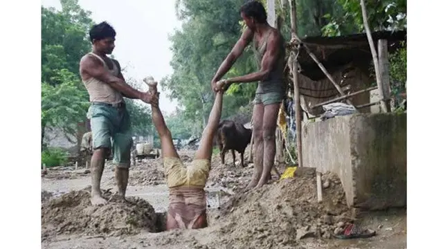 6 Tingkah Gokil Bapak-Bapak India Ini Absurd Banget, Enggak Habis Pikir