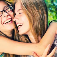 Bertahun-tahun nggak bertemu, akhirnya kamu bisa ketemu lagi dengan sahabatmu, jangan ragu untuk melakukan hal konyol ini.