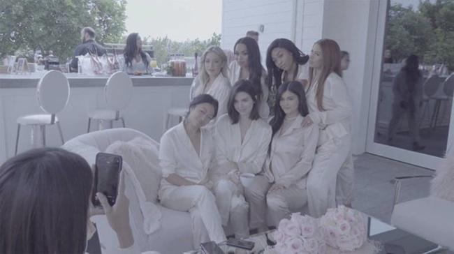 Baby shower Kylie Jenner yang dihadiri oleh para kerabat dengan tema warna pink. Sesuai dengan temanya, Kylie juga mengumumkan bahwa bayinya tersebut berjenis kelamin perempuan. /© Youtube/Kylie Jenner/tmd