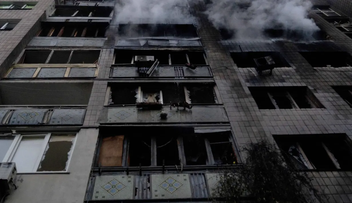 Asap mengepul dari bangunan tempat tinggal yang rusak setelah serangan rudal Rusia di Kyiv, Ukraina, Senin 15 Juni 2026, di tengah invasi Rusia. (OLEKSII FILIPPOV/AFP)