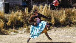 Mereka mengenakan rok tradisional "pollera" berlapis-lapis dan kepang panjang (AFP/Carlos Mamani)