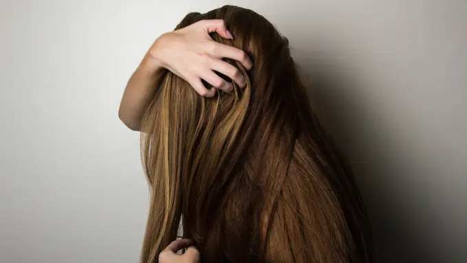 Kebiasaan Buruk yang Bikin Rambut Rontok dan Cepat Menipis, Wajib Tahu