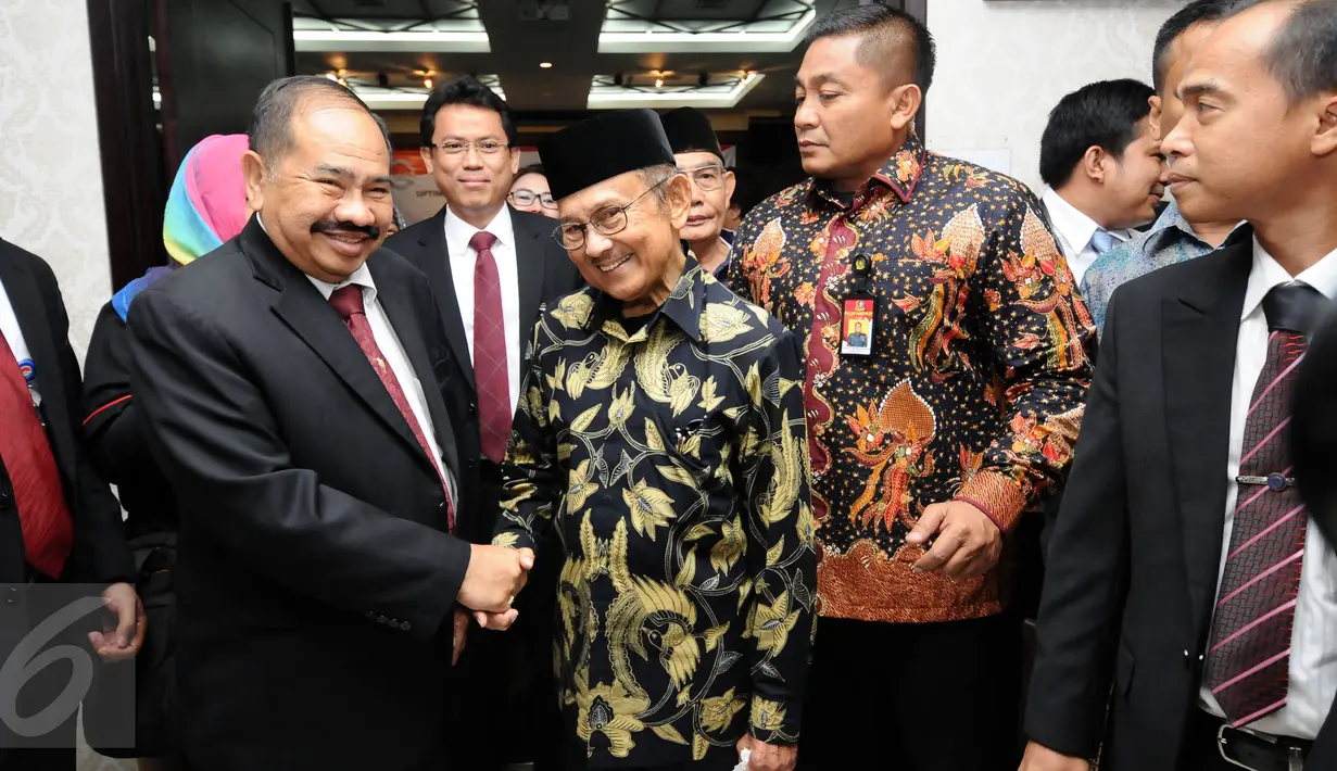  Kepala PPATK Kiagus Ahmad Badaruddin menyalami Presiden ketiga RI, BJ Habibie di gedung PPATK, Jakarta, Senin (17/4). BJ Habibie memberikan ceramah umum dalam rangka peringatan HUT PPATK ke-15. (Liputan6.com/Helmi Fithriansyah)