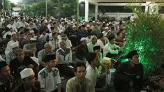 Ratusan santri dan tamu undangan berkumpul di kediaman KH. Abdurrahman Wahid (Gus Dur), Ciganjur, Jakarta Selatan, Jumat (22/12). Kegiatan tersebut digelar dalam Sewindu Haul Gus Dur. (Liputan6.com/Herman Zakharia)