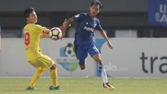 Pemain Persib Bandung U-19, Beckham (kanan ) berebut bola dengan pemain Bhayangkara FC U-19, Reksa pada laga Liga 1 U-19 di Stadion Patriot, Bekasi, (21/7/2017). Persib U-19 bermain imbang 1-1. (Bola.com/Nicklas Hanoatubun)
