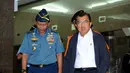 Wakil Presiden, Jusuf Kalla (kanan) bersiap memberikan keterangan kepada wartawan terkait hilangnya pesawat AirAsia QZ 8501 di kantor Basarnas, Jakarta (28/12). (Liputan6.com/Helmi Fithriansyah) 