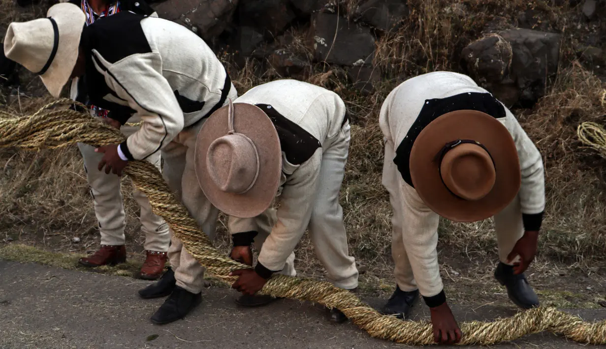 Setiap bulan Juni, anggota kelompok masyarakat adat Quechua berkumpul untuk menjalin tali tebal yang terbuat dari sejenis jerami Andes. (Christian SIERRA / AFP)