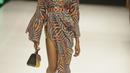 Seorang model berjalan di catwalk mengenakan busana rancangan Andrea Iyamah selama Heineken Fashion and Design Week di Lagos, Nigeria (26/10/2019). Lagos Fashion Week (LFWNG) adalah acara mode multi-hari tahunan yang didirikan pada 2011 oleh Omoyemi Akerele. (AP Photo/Sunday Alamba)