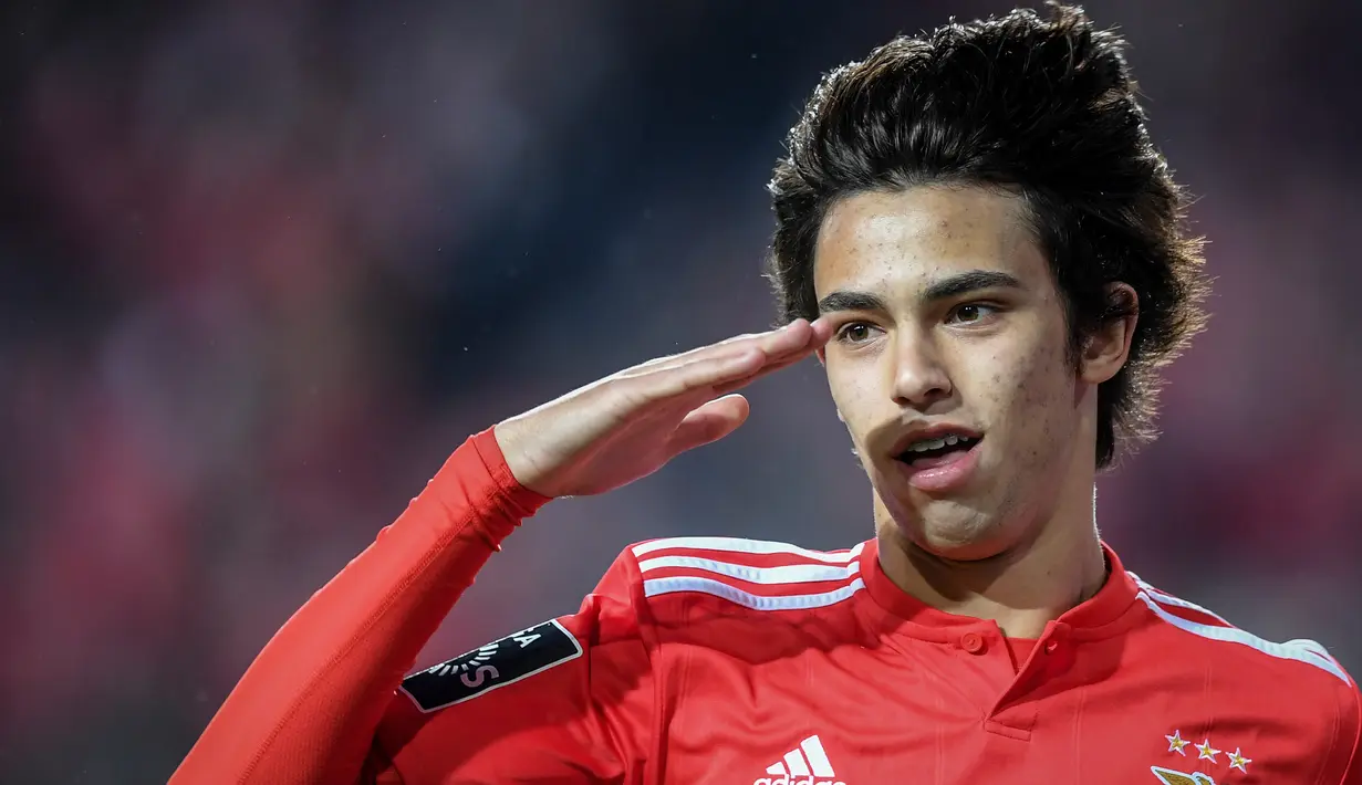 Gelandang Benfica, Joao Felix berselebrasi usai mencetak gol ke gawang CS Maritimo selama pertandingan Liga Portugal di stadion Luz di Lisbon pada 22 April 2019. Atletico menjadikan Joao Felix rekrutan termahal kelima sepanjang sejarah sepakbola. (AFP Photo/Patricia De Melo Moreira)
