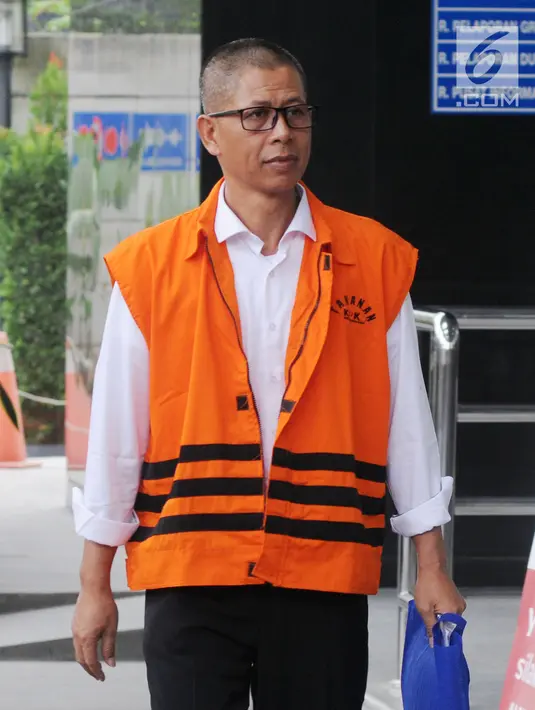 Tersangka mantan Kalapas Sukamiskin, Wahid Husein tiba di Gedung KPK, Jakarta, Selasa (7/8). Wahid Husein diduga menerima hadiah terkait suap sel mewah Lapas Sukamiskin. (Merdeka.com/Dwi Narwoko)