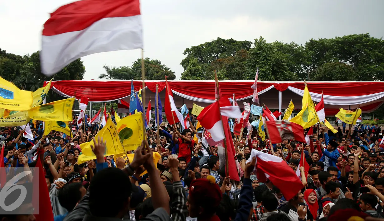 Para mahasiswa berkumpul membawa atribut dan bendera organisasi mereka saat Apel Kebangsaan Mahasiswa Indonesia di Tugu Proklamasi, Jakarta, Kamis (3/11). (Liputan6.com/Johan Tallo)