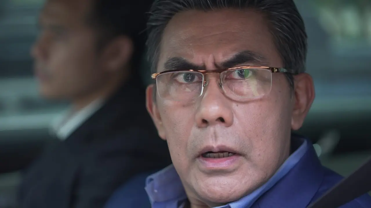 Di Antara Dua Cinta