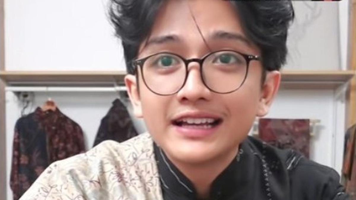 Pria Penjual Batik Bikin Heboh, Dagangan Diserbu Pembeli sampai Salting Saat Live Jualan