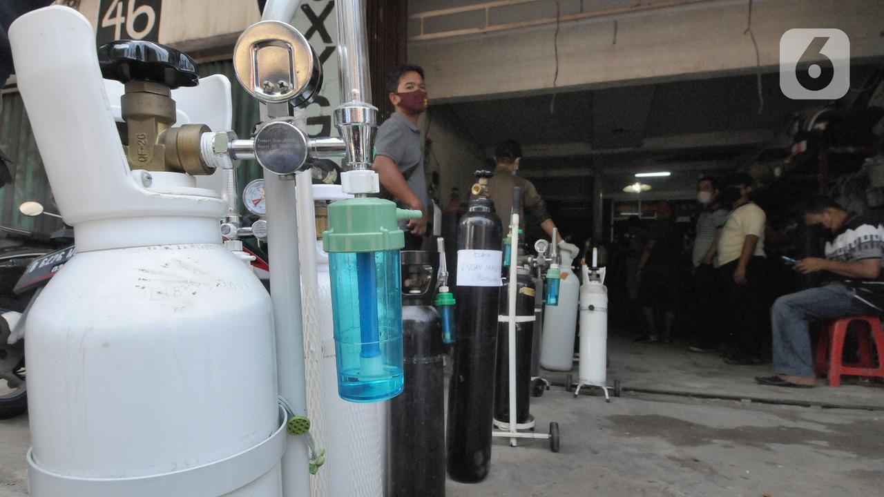 Antrean Pembelian Oksigen di Ciputat