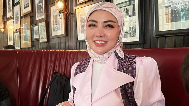 Selalu Tampil Feminin, Ini Gaya OOTD Bella Shofie Serba Merah Muda