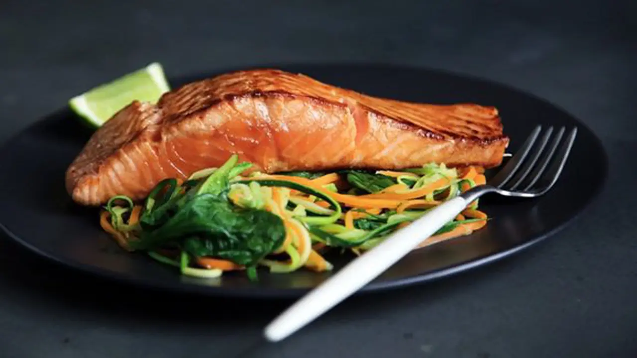 Ikan salmon/copyright Unsplash.com/Caroline Attwood