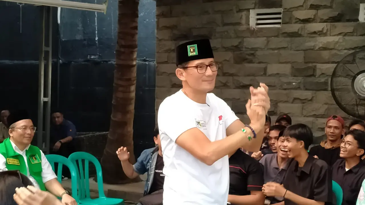 Sandiaga Uno memberikan pelatihan publik speaking kepada sejumlah generasi muda di Kecamatan Cipondoh, Kota Tangerang, pada Sabtu (16/12/2023).