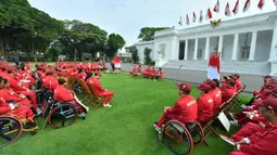 Suasana penyerahan bonus Kontingen Indonesia sebagai apresiasi Presiden Joko Widodo kepada para atlet, pelatih dan asisten pelatih peraih medali dalam ajang ASEAN Para Games (APG) 2023 di Istana Merdeka, Senin (3/7/2023). Kontingen Indonesia sukses menjadi juara umum APG 2023 yang digelar pada 3-9 Juni 2023 di Phnom Penh, Kamboja, dengan raihan 158 medali emas, 148 perak dan 95 perunggu. (Dok. Sekretariat Presiden)