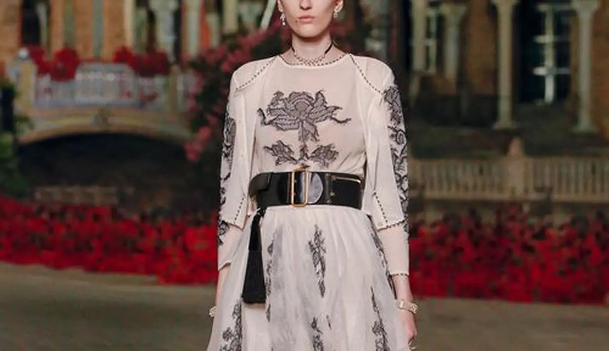 <p>Flamenco terus mengekspresikan jiwa Spanyolnya dengan mewujudkan feminitas yang sadar dan plural. Foto: Document/Dior.</p>