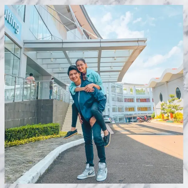 6 Potret Aditya Zoni dan Zoe Jackson di Balik Layar Cinta Tapi Benci, Selalu Kompak