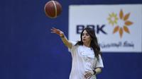Wanita luar biasa ini merupakan asisten pelatih bola basket di malam hari dan juga pejabat di Otoritas Olahraga Umum Bahrain di siang hari. (AFP/Mazen Mahdi)