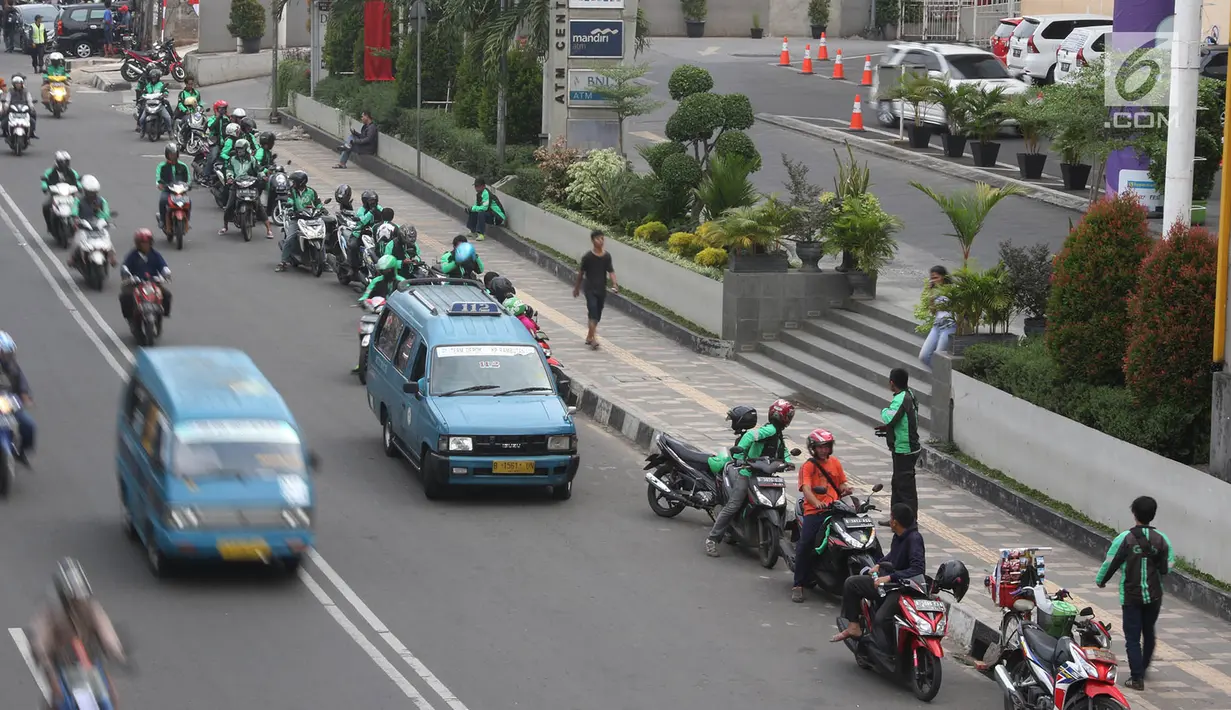 Pengendara sepeda motor melintas di Jalan Margonda Raya, Depok, Jawa Barat, Jumat (18/8). Badan Pengelola Transportasi Jabodetabek (BPTJ) mengeluarkan rekomendasi perluasan pelarangan motor di Jalan Margonda, Depok. (Liputan6.com/Immanuel Antonius)
