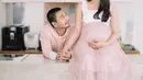 Tak hanya Anissa, Raditya Dika pun turut menemani sang istri. Ia jug tampak menggunakan baju senada dengan Anissa yaitu warna merah muda dan putih. (Liputan6.com/Instagram/@anissaaziza)