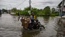 Ketinggian genangan air di wilayah mencapai lutut orang dewasa. (Juni KRISWANTO/AFP)