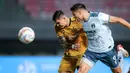 <p>Pemain Persita Tangerang, Ramiro Fergonzi (kanan) berusaha mencetak gol dibayangi pemain Bhayangkara FC, Marcelo Merrra pada laga lanjutan BRI Liga 1 2023/2024 antara Bhayangkara FC melawan Persita Tangerang di Stadion Patriot Candrabhaga, Bekasi, Minggu (17/12/2023). (Bola.com/Bagaskara Lazuardi)</p>