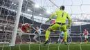 Pemain Arsenal Laurent Koscielny (kiri) dilanggar pemain Burnley FC pada laga Premier League di Emirates Stadium, London, (22/1/2017). Arsenal menang 2-1. (EPA/Facundo Arrizabalaga)