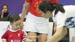 Tak sekadar bermain, namun Rayyanza rupanya sempat dilatih oleh Greysia Polii dan Debby Susanto. Momen saat Rayyanza begitu memperhatikan kedua atlet bulutangkis ini pun tak lepas dari perhatian netizen. (Liputan6.com/IG/@tercipungcipung)