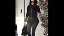 Kim Kardashian membuat sensasi gara-gara celana legging transparan yang dipakainya, Amerika Serikat, (18/9/14). (Dailymail)