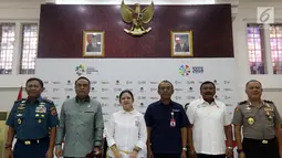 Menko PMK Puan Maharani bersama Menpan-RB yang juga sebagai CdM Asian Games 2018 Syafruddin foto bersama saat konferensi pers pasca penyelenggaraan Asian Games 2018 di kantor Kemenko PMK, Jakarta, Senin (3/9). (Liputan6.com/Johan Tallo)