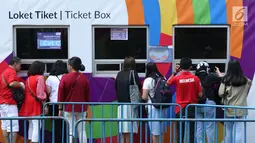 Beberapa calon penonton seremoni pembukaan Asian Games 2018 mengantri melakukan penukaran tiket jelang masuk kawasan GBK, Jakarta, Sabtu (18/8). Asian Games 2018 akan berlangsung hingga 2 September, mendatang. (Liputan6.com/Helmi Fithriansyah)