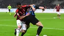 Duel antara Suso dan Milan Skiniar pada laga lanjutan Serie A yang berlangsung di Stadion San Siro, Milan, Senin (18/3). Inter Milan menang 3-2 atas AC Milan. (AFP/Miguel Medina)