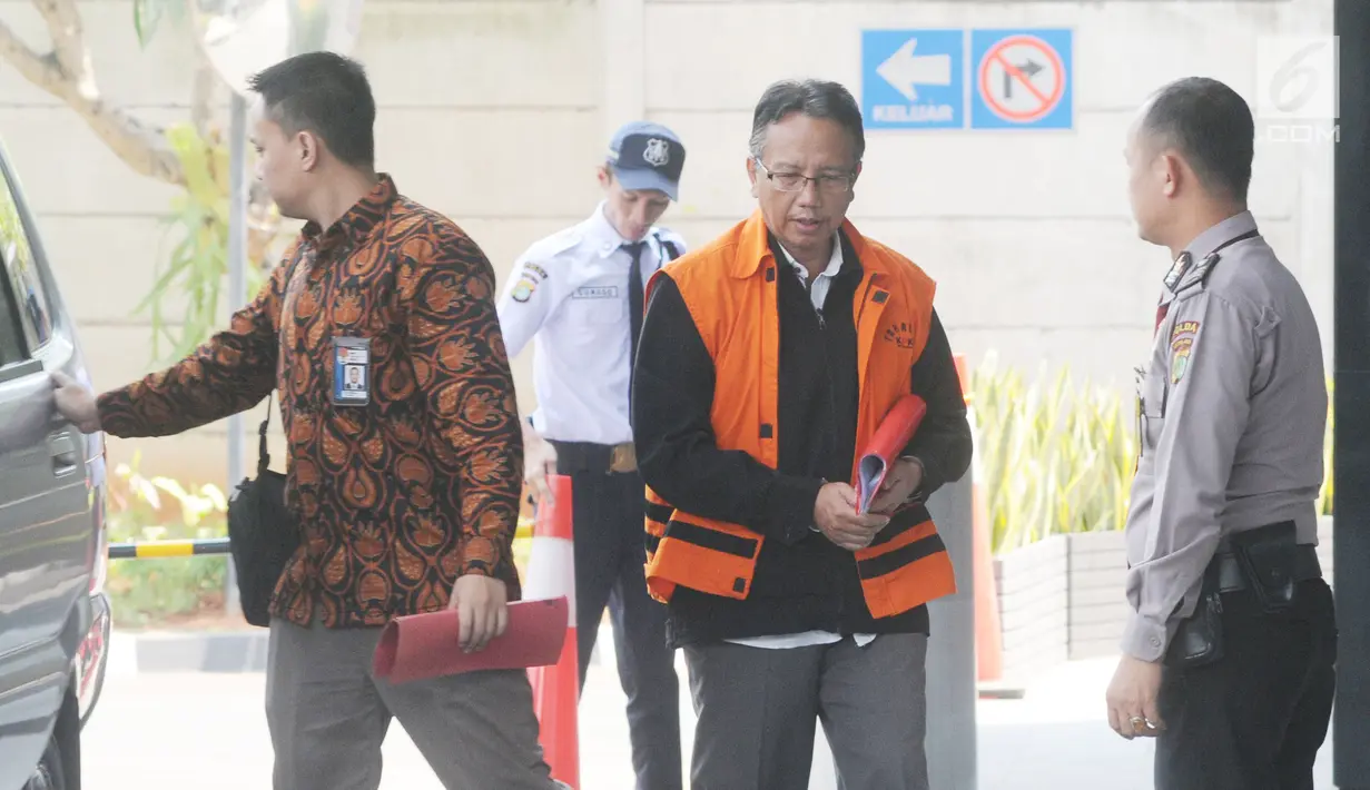 Plt Sekretaris DPPKAD Kabupaten Kudus Akhmad Sofyan tiba di Gedung KPK, Jakarta, Rabu (11/9/2019). Akhmad Sofyan diperiksa sebagai tersangka terkait kasus suap pengisian jabatan perangkat daerah Kabupaten Kudus tahun 2019. (merdeka.com/Dwi Narwoko)