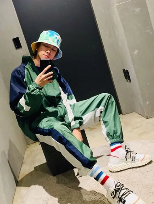 Sneakers adalah salah satu fashion item andalan The8. Outfit yang full color juga kerap kali ia pakai di foto-foto OOTD-nya dan terlihat sangat Instagramable. (Liputan6.com/IG/@xuminghao_o)