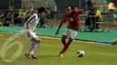 Pemain belakang Indonesia U23 Roni Esar Feliks Beroperay membantu membangun serangan dari sisi kanan pertahanan Laos dalam turnamen mini (Liputan6.com/Helmi Fithriansyah) 