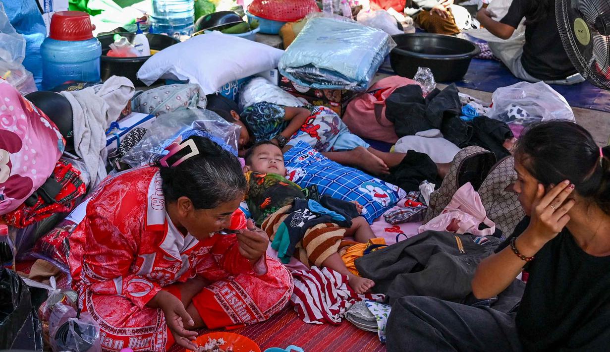 Jumlah ini menjadi angka korban tertinggi sejak pertempuran lima hari pada Juli 2025 lalu. Tampak dalam foto, para pengungsi beristirahat di kamp sementara di provinsi Banteay Meanchey, Kamboja, pada Sabtu 13 Desember 2025, di tengah bentrokan di sepanjang perbatasan Kamboja-Thailand. (TANG CHHIN SOTHY/AFP)
