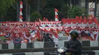 Pengendara motor melintasi pedagang bendera di kawasan Pasar Jatinegara, Jakarta, Rabu (14/8/2019). Pedagang musiman memajang beragam jenis aksesoris seperti bendera merah putih, umbul-umbul dan lambang Garuda untuk perayaan HUT ke-74 RI pada 17 Agustus 2019 mendatang. (merdeka.com/imam buhori)