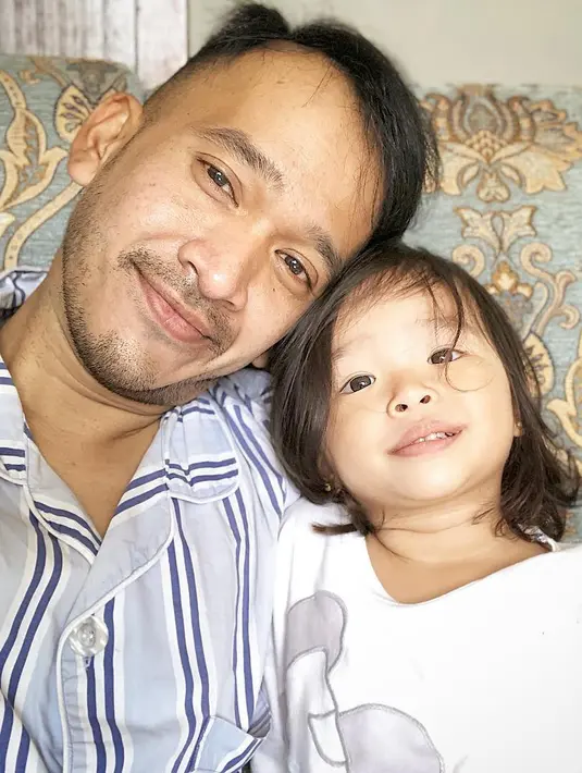 Ini ekspresi saat Ruben Onsu dan Thalia sedang berfoto bersama. (foto: instagram.com/ruben_onsu)