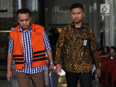 Direktur PT Murakabi Irvanto Hendra Pambudi keluar usai menandatangani berkas P21 di gedung KPK, Jakarta, Jumat (6/7). Berkas pemeriksaan keponakan Setya Novanto tersebut dinyatakan lengkap dalam waktu dekat dan akan disidangkan. (Merdeka.com/Dwi Narwoko)