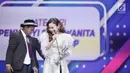 Rossa saat menerima penghargaan kategori Penyanyi Solo Wanita Paling Ngetop dalam acara SCTV Music Awards 2018 di Studio 6 Emtek, Jakarta, Jumat (27/4). (Liputan6.com/Faizal Fanani)